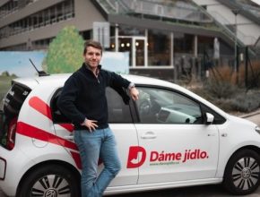 Filip Fingl, CEO Dáme Jídlo, u elektromobilu Volkswagen e-Up!