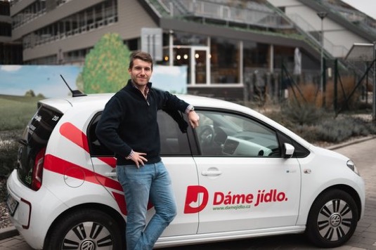 Filip Fingl, CEO Dáme Jídlo, u elektromobilu Volkswagen e-Up!