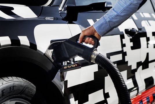 auto elektromobily Audi e-tron nabíjení konektor CCS