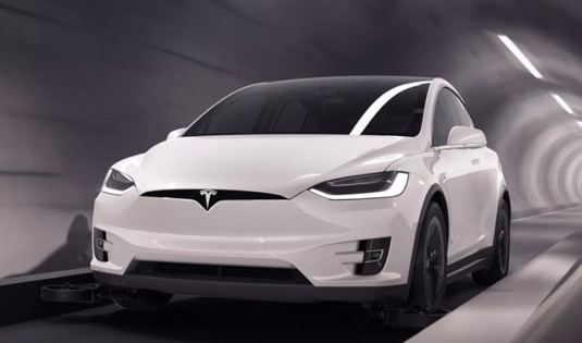 auto elektromobil Tesla Model X v tunelu Boring Company