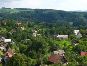 Obec Bozkov (dříve Boskov) se nachází v okrese Semily, v Libereckém kraji, zhruba 4 km severně od Semil. Žije zde 583 obyvatel. První písemná zmínka o obci pochází z roku 1352.