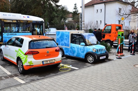 Střešní fotovoltaické panely vyrábějí elektřinu a její přebytky se skladují ve vodíku jako v baterii. Slavnostní křest dobíječky proběhl za účasti starostky obce Veroniky Kristové a generálního ředitele ÚJV Řež Daniela Jiřičky.