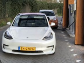 auto elektromobil Tesla Model se na bíjí na nabíjecí stanici Fastned konektorem CCS