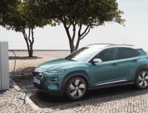 auto elektromobil Hyundai Kona Electric u nabíjecí stanice