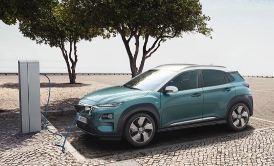 auto elektromobil Hyundai Kona Electric u nabíjecí stanice