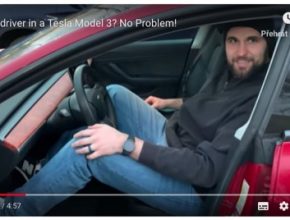 auto elektromobil Tesla Model 3 řidič 220 cm výška