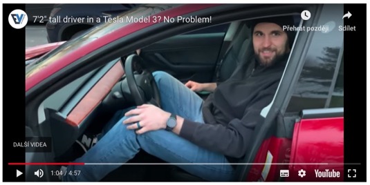 auto elektromobil Tesla Model 3 řidič 220 cm výška