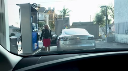 auto elektromobil Tesla Model S blondýna čerpací stanice