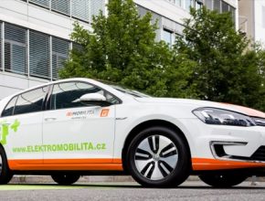 Jako moderně uvažující a zodpovědná banka chceme přispět ke snížení ekologických dopadů automobilové dopravy v České republice. Je samozřejmostí, že přitom jdeme sami příkladem a v loňském roce jsme začali budovat vlastní flotilu elektromobilů, uvedl Vladimír Jeřábek, člen představenstva Komerční banky.