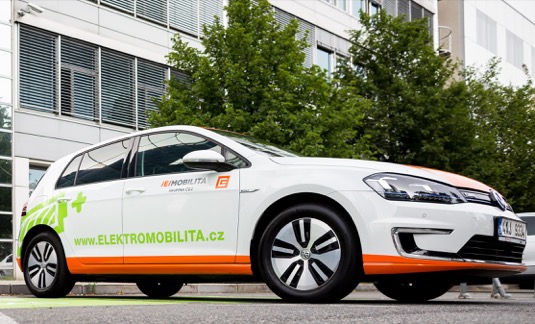 Jako moderně uvažující a zodpovědná banka chceme přispět ke snížení ekologických dopadů automobilové dopravy v České republice. Je samozřejmostí, že přitom jdeme sami příkladem a v loňském roce jsme začali budovat vlastní flotilu elektromobilů, uvedl Vladimír Jeřábek, člen představenstva Komerční banky.