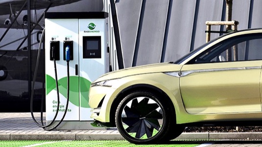 auto elektromobil Škoda Vision X a nabíjecí stanice Elexim