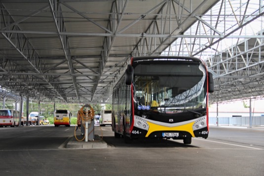 Moderní autobusy křižují Hradcem Králové