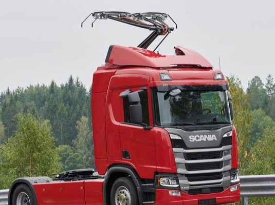 auto plug-in hybridní tahače Sacnia R 450