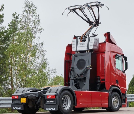 Upravený tahač Scania R 450 se sběračem společnosti Siemens určený pro německý projekt eHighways.