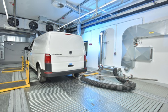 Měření emisí užitkových vozů Volkswagen v novém provozu v Hannoveru.