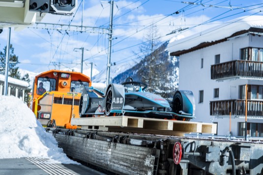 Partnerství závodního vozu Gen2 a vlaků Allegra – obou výkonně vybavených strojů ve svých kategoriích – vytváří silné a symbolické zastoupení společnosti ABB v popředí ústředního tématu letošního Světového ekonomického fóra: tématu e-mobility.