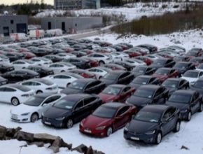flotila elektromobilů Tesla Model S a X v norské pobočce autopůjčovny Avis