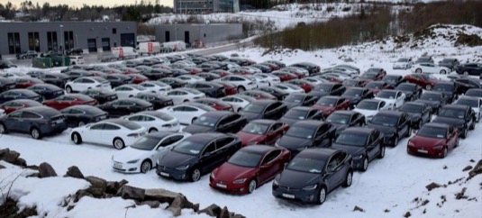 flotila elektromobilů Tesla Model S a X v norské pobočce autopůjčovny Avis