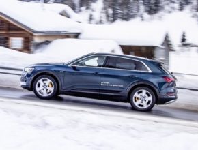 Flotila elektromobilů Audi e-tron jezdí na ekologicky vyráběnou elektrickou energii