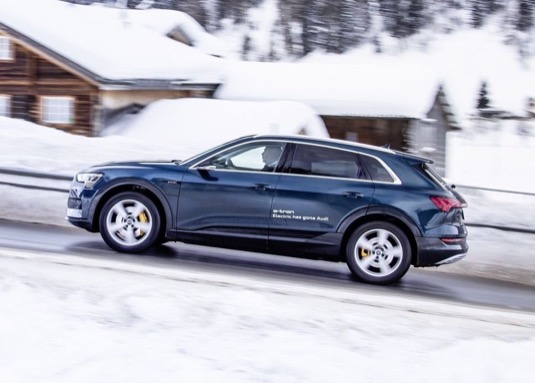 Flotila elektromobilů Audi e-tron jezdí na ekologicky vyráběnou elektrickou energii