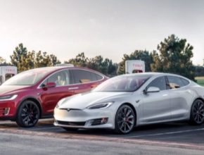 auto Elektromobily Tesla Model S a Model X u nabíjecí stanice Supercharger.