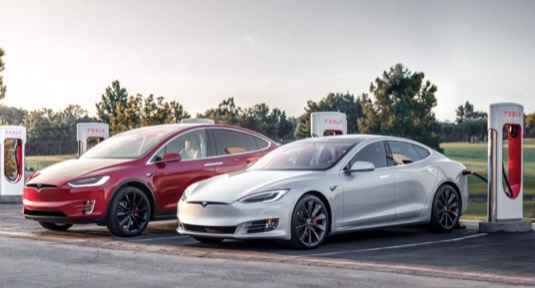 auto Elektromobily Tesla Model S a Model X u nabíjecí stanice Supercharger.