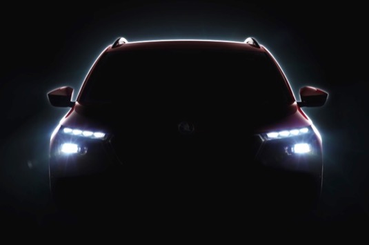 Nový crossover v sobě spojuje přednosti vozu kategorie SUV s agilitou kompaktního vozu a vyznačuje se výraznými světlomety s oddělenými světly pro denní svícení.