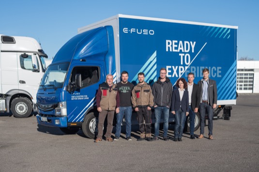 Předání vozidla se za Plzeňský Prazdroj zúčastnili manažer distribuce Denis Milfait, manažer rozvoje logistiky Tomáš Sedláček a zástupci dopravce LK Trans a za MB Trucks ČR Renáta Škálová, vedoucí prodeje Fuso v ČR a Martin Šudřich, Key Account Manager.