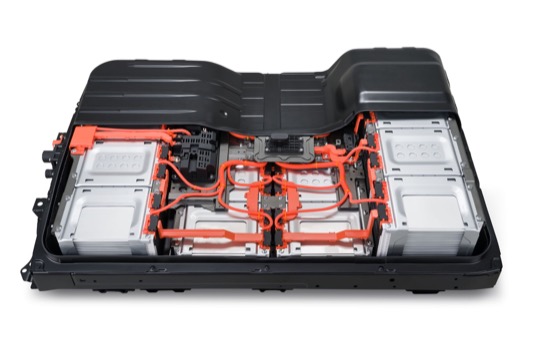 Baterie nového Nissan Leaf Plus s kapacitou 62kWh se zvnějšku skoro neliší od té 40kWh, vnitřní uspořádání je ale velmi odlišné. Používá například několik různých typů bateriových modulů, aby co nejlépe využila dostupný prostor.
