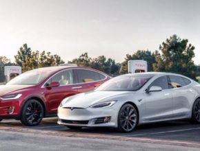 auto elektromobily Tesla Model S a X u nabíjecí stanice Supercharger