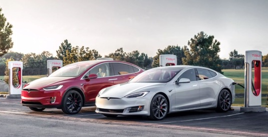 auto elektromobily Tesla Model S a X u nabíjecí stanice Supercharger
