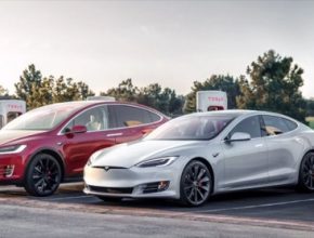 auto elektromobily Tesla Model X a Model S u nabíjecí stanice Supercharger.