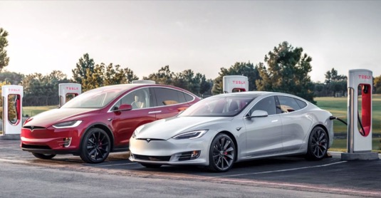 auto elektromobily Tesla Model X a Model S u nabíjecí stanice Supercharger.
