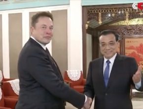 Elon Musk šéf Tesla a čínský premiér Li Kche-čchiang