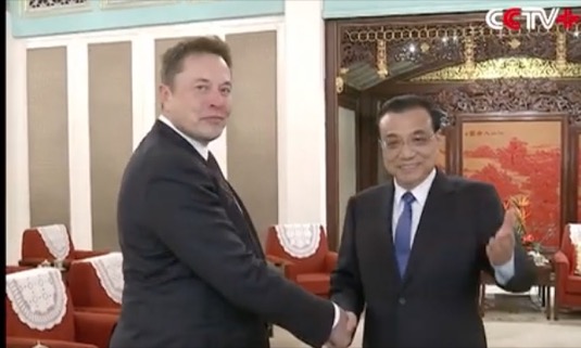 Elon Musk šéf Tesla a čínský premiér Li Kche-čchiang