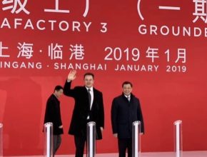 Elon Musk zahajuje stavbu Gigatovárny 3 v čínské Šanghaji.