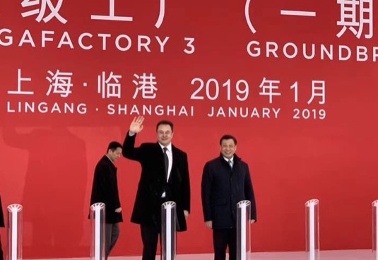 Elon Musk zahajuje stavbu Gigatovárny 3 v čínské Šanghaji.