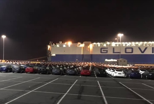auto elektromobily Tesla Model 3 čekají na nalodění
