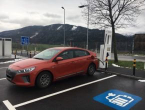 Elektromobil Hyundai Ioniq Electric u nabíjecí stanice sítě Ionity