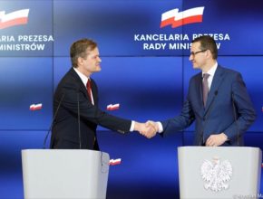 Markus Schäfer (vlevo), člen dozorčí rady Mercedes-Benz, a Mateusz Morawiecki, premiér Polska.