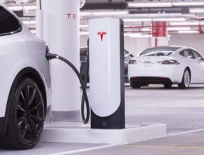 auto nabíjení elektromobilů Tesla Model S a X u nabíjecí stanice Tesla Supercharger