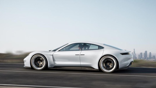 auto elektromobil Porsche Taycan Mission E