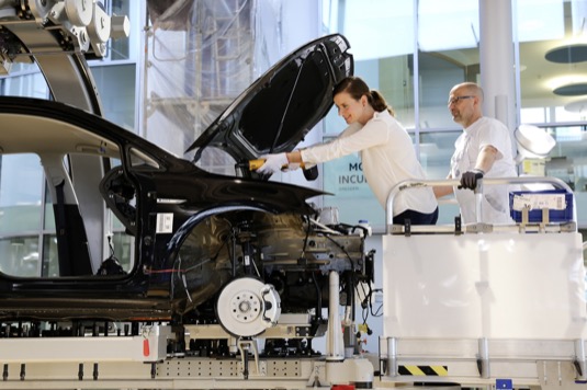 Pouze u Volkswagenu: Zákazníci se mohou ve Skleněné manufaktuře v Drážďanech podílet na montáži svého nového e-Golfu