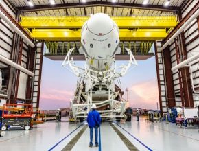SpaceX vesmírná loď Falcon 9 s lodí Crew Dragon určenou pro vynesení lidské posádky do vesmíru. První pozemní zkoušky už proběhly, let by se měl uskutečnit v květnu 2019.