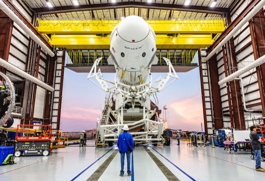 SpaceX vesmírná loď Falcon 9 s lodí Crew Dragon určenou pro vynesení lidské posádky do vesmíru. První pozemní zkoušky už proběhly, let by se měl uskutečnit v květnu 2019.