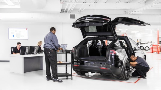 auto Tesla servis servisní centrum Praha
