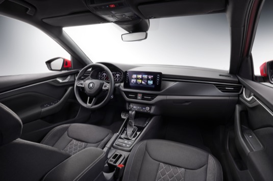 Interiér modelu KAMIQ sází na ergonomii a emoce, které se pojí s velkorysou nabídkou prostoru, typickou pro vozy značky Škoda. Kamiq je druhým modelem české automobilky s novým konceptem interiéru.