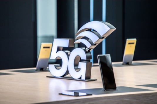 Samsung, Cisco a Orange předvádějí na veletrhu MWC 2019 dron a průmyslový robot využívající síť 5G