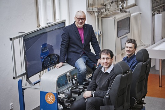 Vedoucí centra SDS Ing. Tomáš Haniš (vepředu), doc. Martin Hromčík (vpravo vzadu) a vedoucí katedry řídicí techniky FEL ČVUT prof. Michael Šebek (vlevo vzadu).