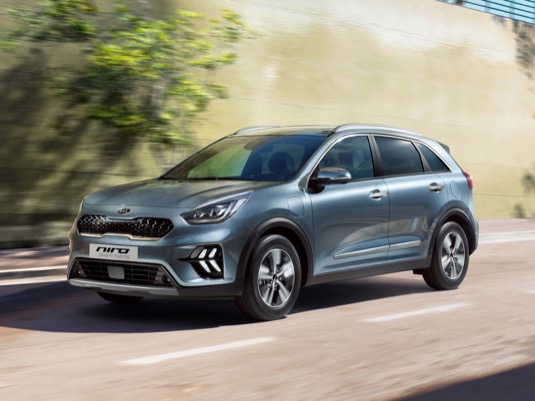 Modernizovaný design exteriéru je v souladu s novým designovým jazykem, poprvé uplatněným u elektrického crossoveru e-Niro